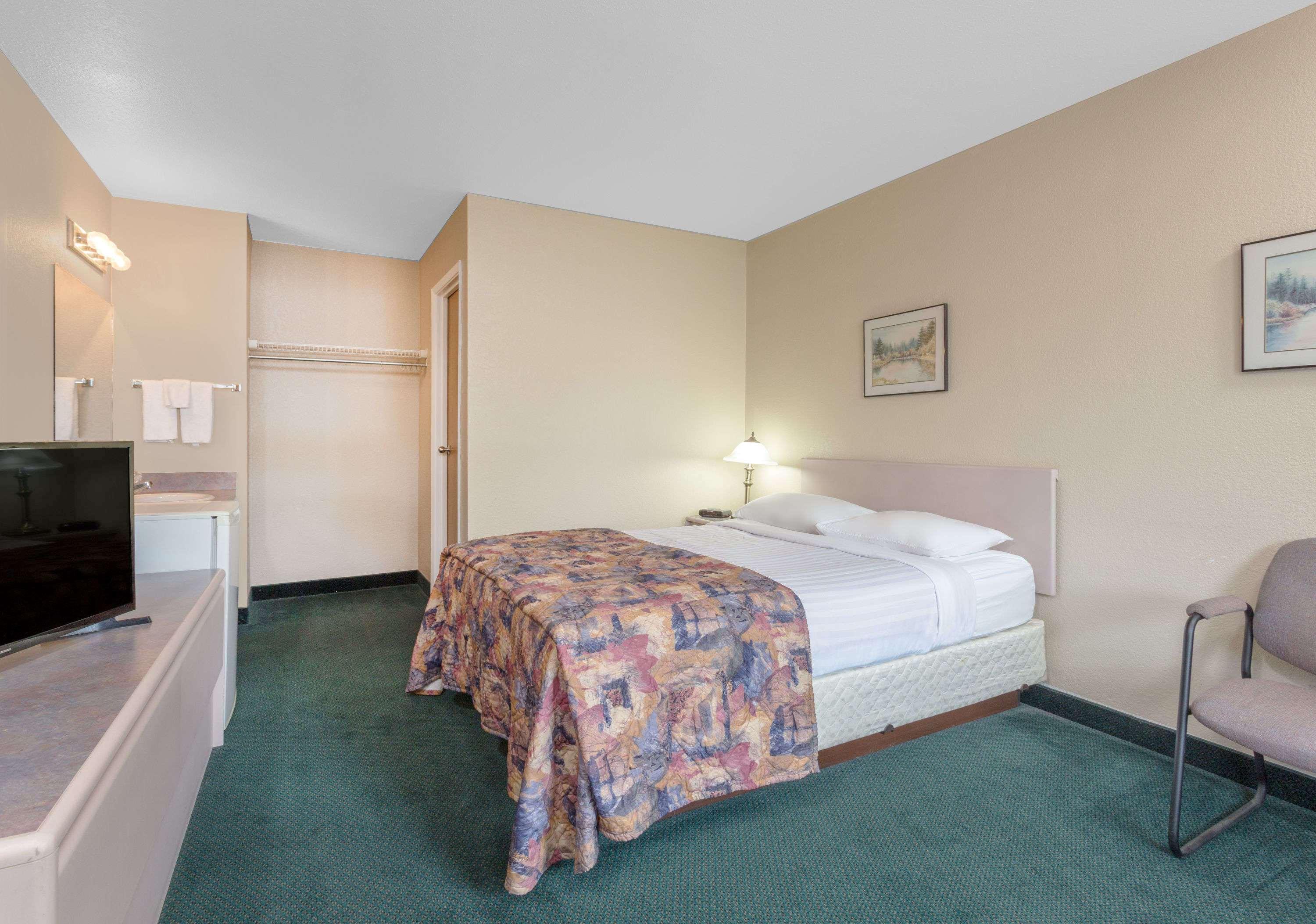 Super 8 By Wyndham Golden Hotel Exterior photo