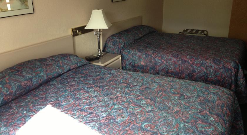 Super 8 By Wyndham Golden Hotel Room photo