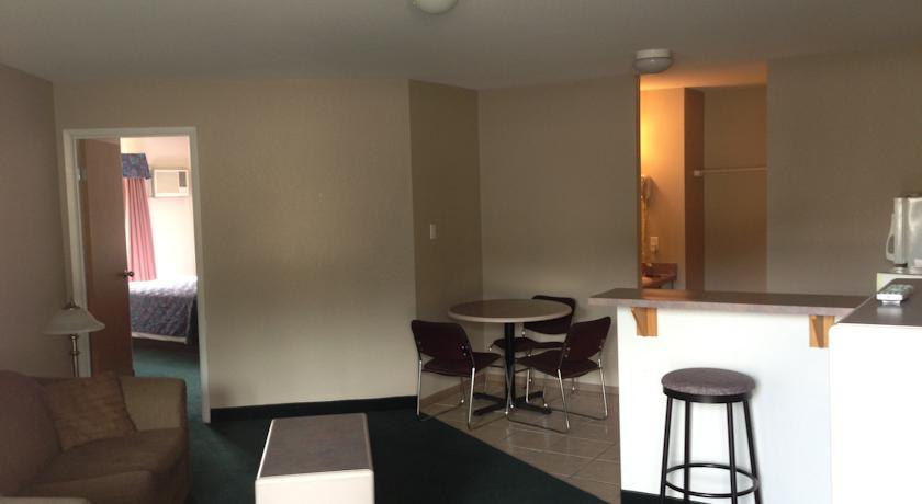 Super 8 By Wyndham Golden Hotel Room photo