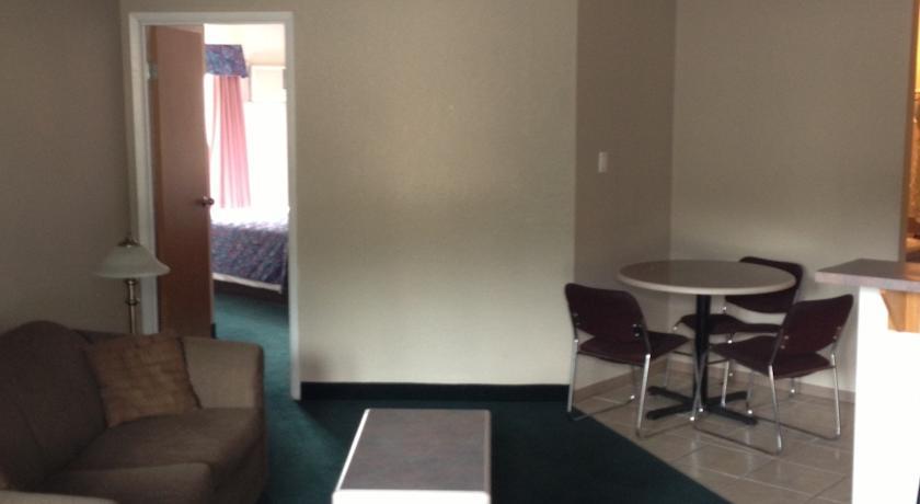 Super 8 By Wyndham Golden Hotel Exterior photo